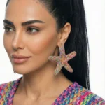 گوشواره حصیری طرح ستاره هفت رنگ کد S2 روی گوش مدل
