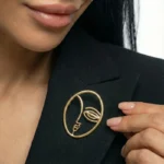 گل سینه زنانه طرح نیم رخ روی یقه کت