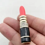 گل سینه زنانه مدل رژ لب - Image 3
