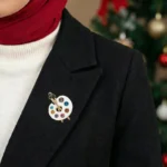گل سینه زنانه مدل پالت طرح نگین‌ دار - Image 2