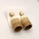 استایل و مدل قرارگیری گوشواره میخی زنانه مدل حصیرباف طرح آمبره روی گوش
