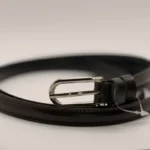 نمای پشت و جزئیات دوخت کمربند چرمی زنانه